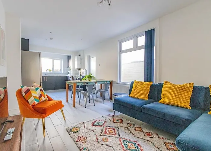 New Stylish 5Bd, 5Min From Town